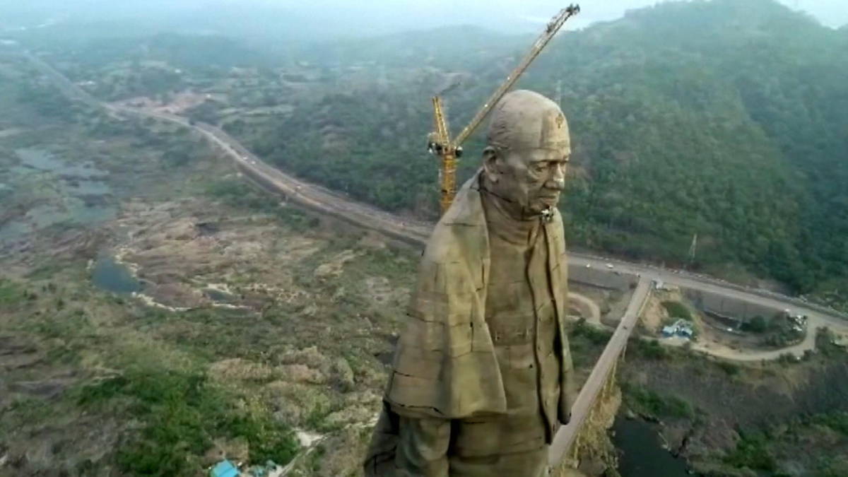 Groot, groter, grootst kolossaal standbeeld symbool voor grootmacht India