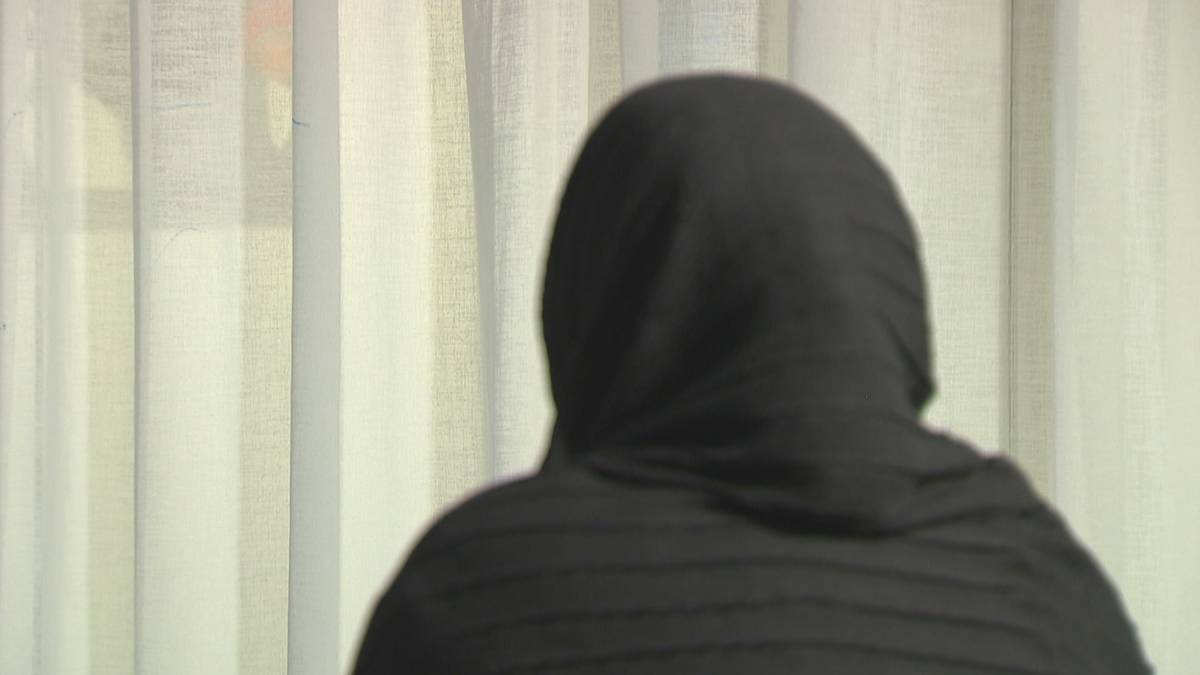 'Hij sloeg mij, maar ik kan niet scheiden. Hij is de baas'
