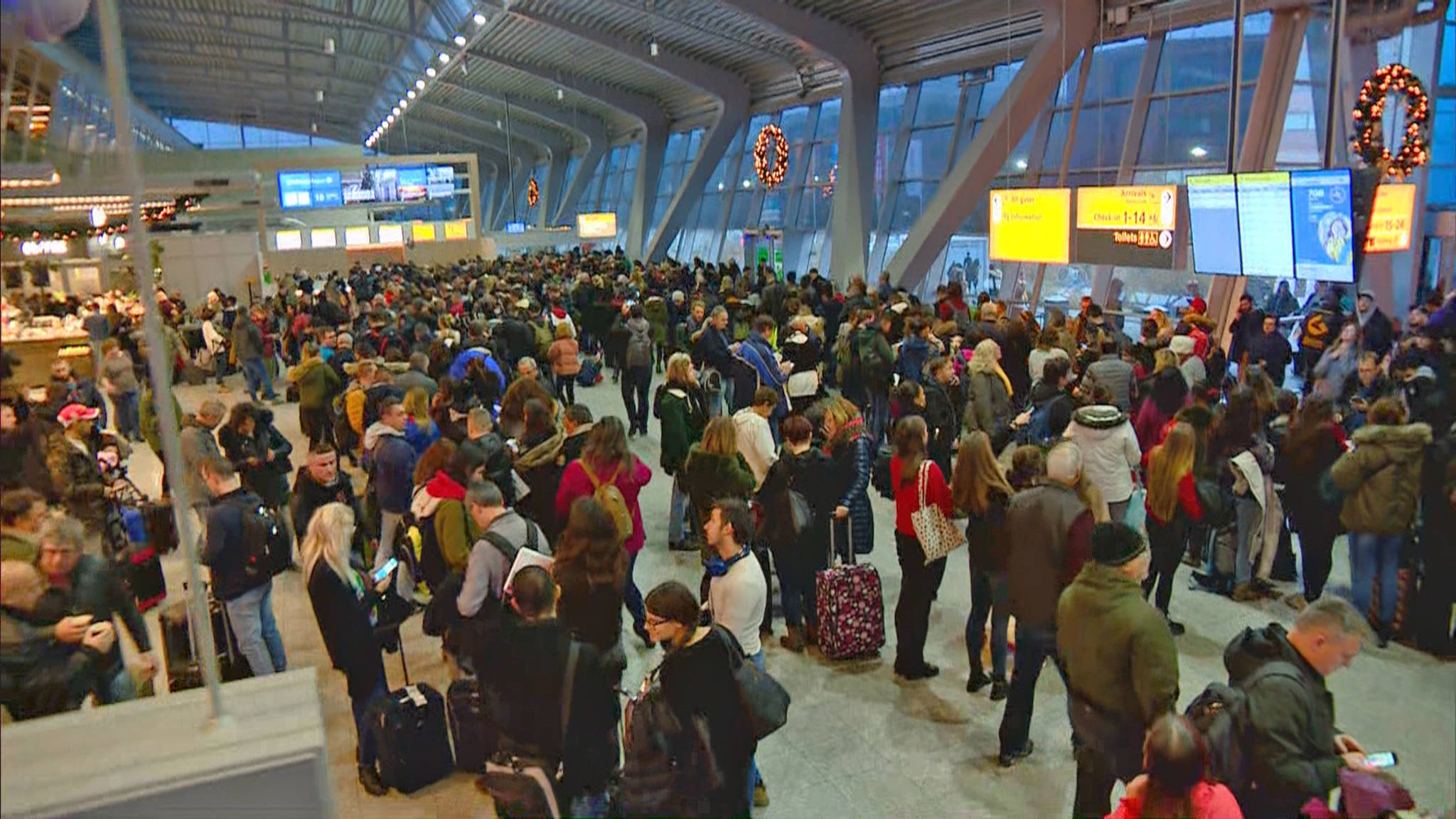 Eindhoven Airport dicht door mist, ook problemen op Schiphol NOS Eindhoven Airport dicht door mist, ook problemen op Schiphol NOS