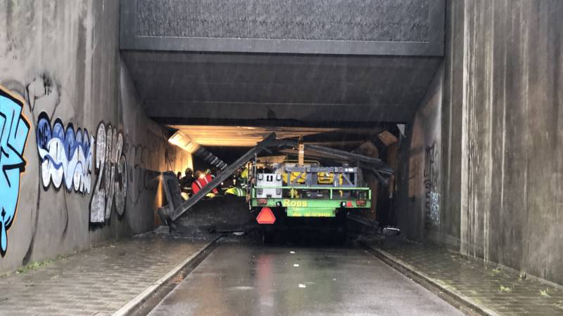 Verkeer op A12 loopt vast door ongeluk met hoogwerker in fietstunnel. Verkeer op A12 loopt vast door ongeluk met hoogwerker in fietstunnel.