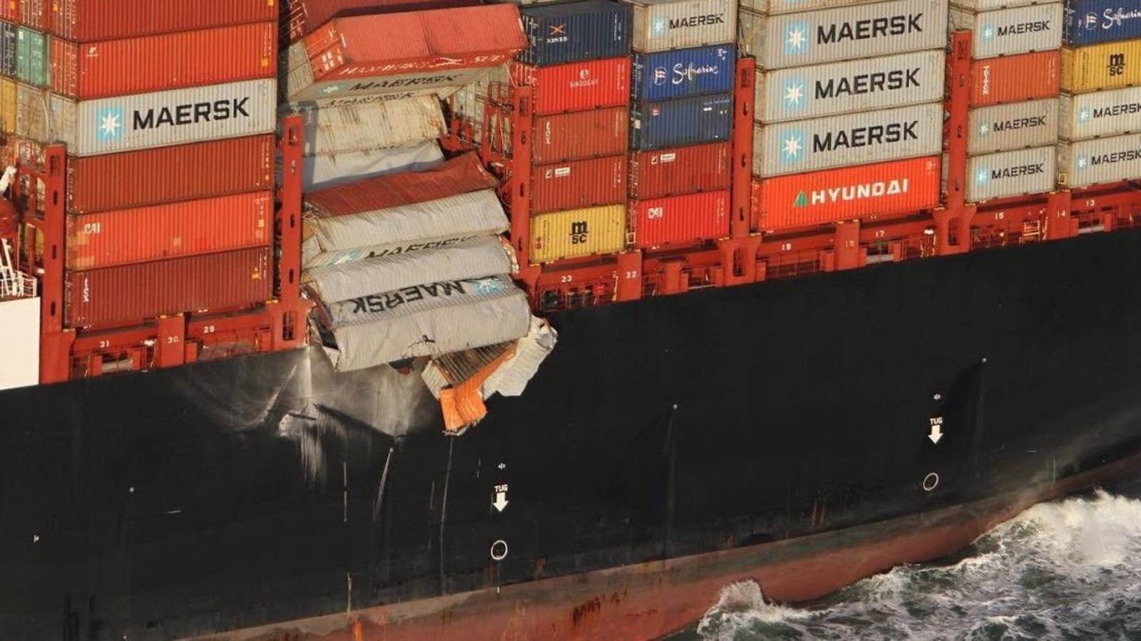 Containers vastzetten op een schip, dat