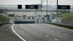 Autos verplicht achtergelaten in tunnel A9 na botsing lpg-auto. Autos verplicht achtergelaten in tunnel A9 na botsing lpg-auto.