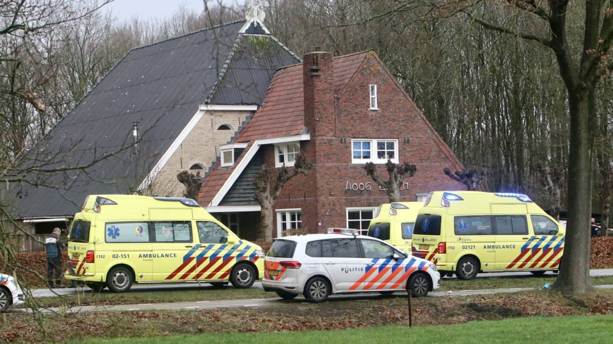 Man in Friesland omgekomen nadat hij tegen eigen woonboerderij reed