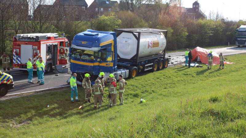 Frontale botsing op N57 eist levens van moeder en zoontje. Frontale botsing op N57 eist levens van moeder en zoontje.
