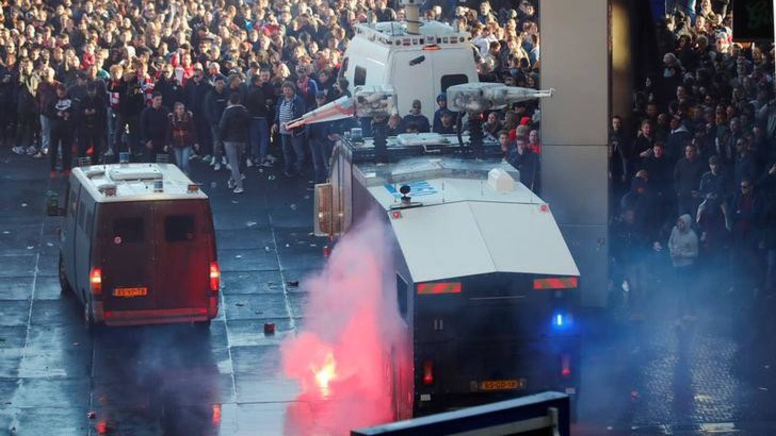 54 Ajax-supporters worden Italië uit gezet, 'wapens ingenomen' | NOS
