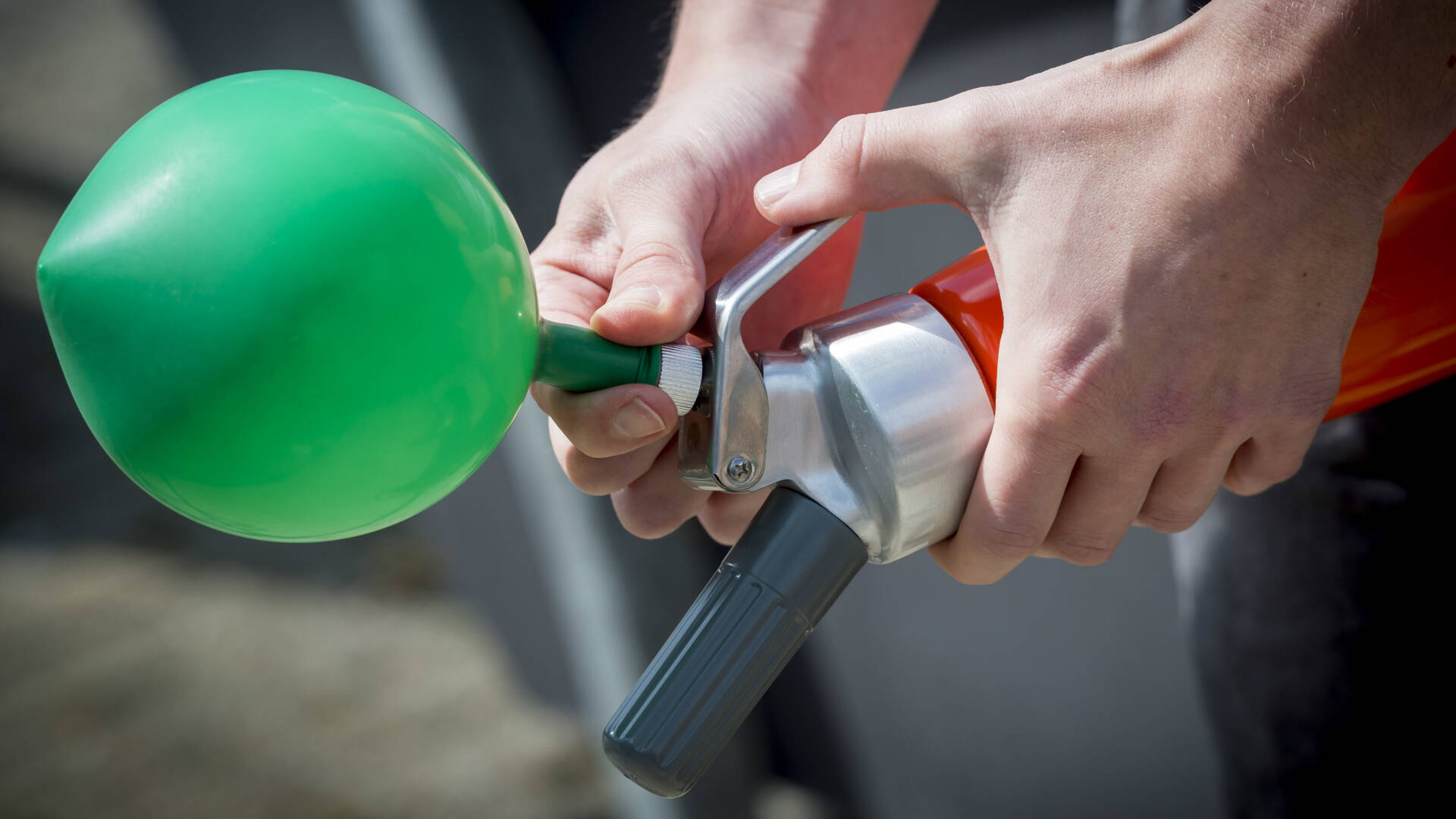 Lachgas vaak op een onveilige manier vervoerd NOS