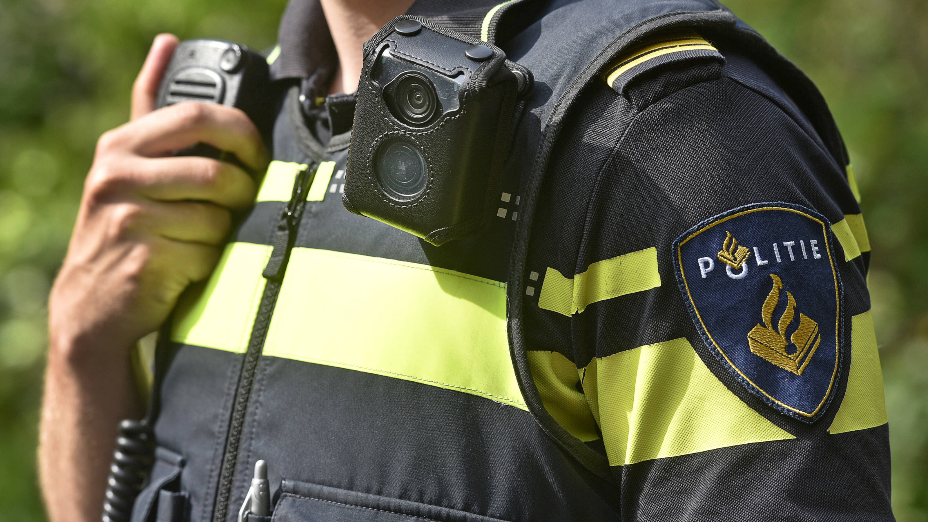 Bodycams zorgen voor minder agressie tegen politie | NOS