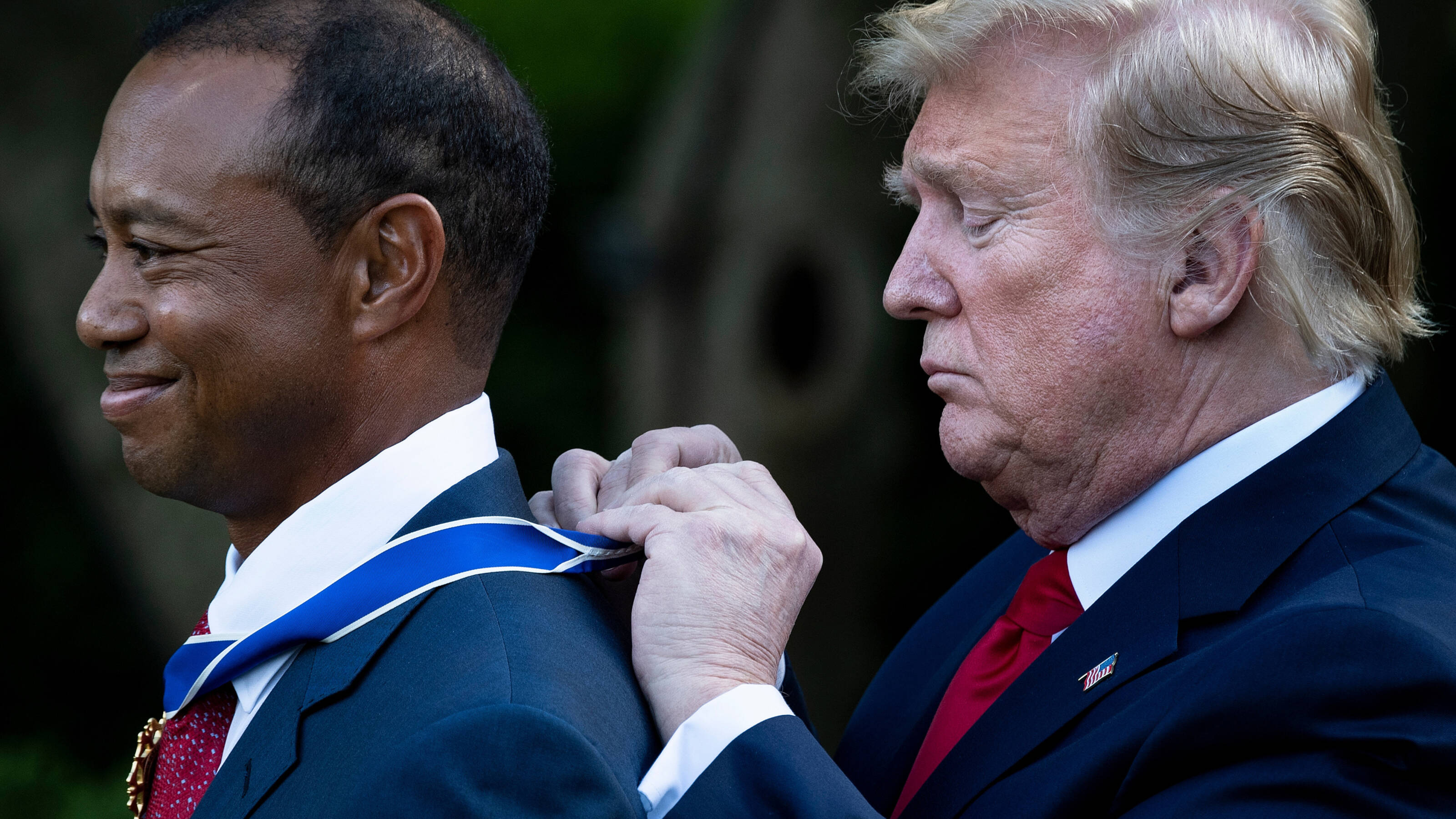 Trump eert golfer Tiger Woods met hoge onderscheiding NOS