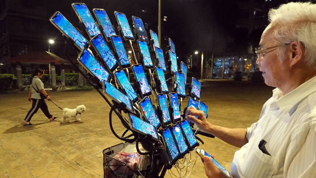 Deze 70-jarige Chen San-yuan is een groot fan doorkruist met 29 smartphones op zijn fiets de straten van Taipei op Taiwan om Pokemons te vangen