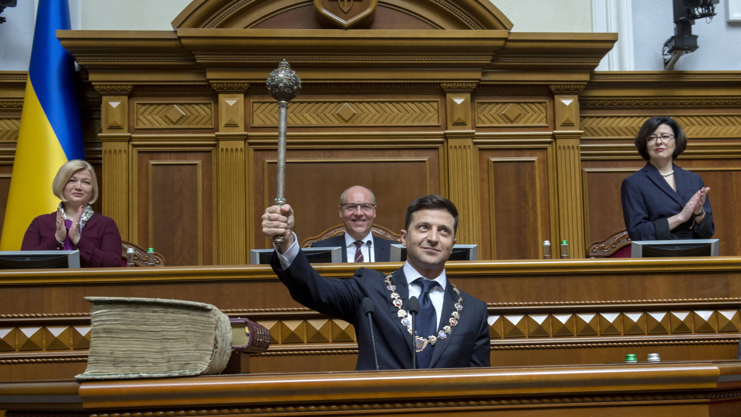 'Zelensky kan machtigste president Oekraïne sinds 1991 worden' | NOS