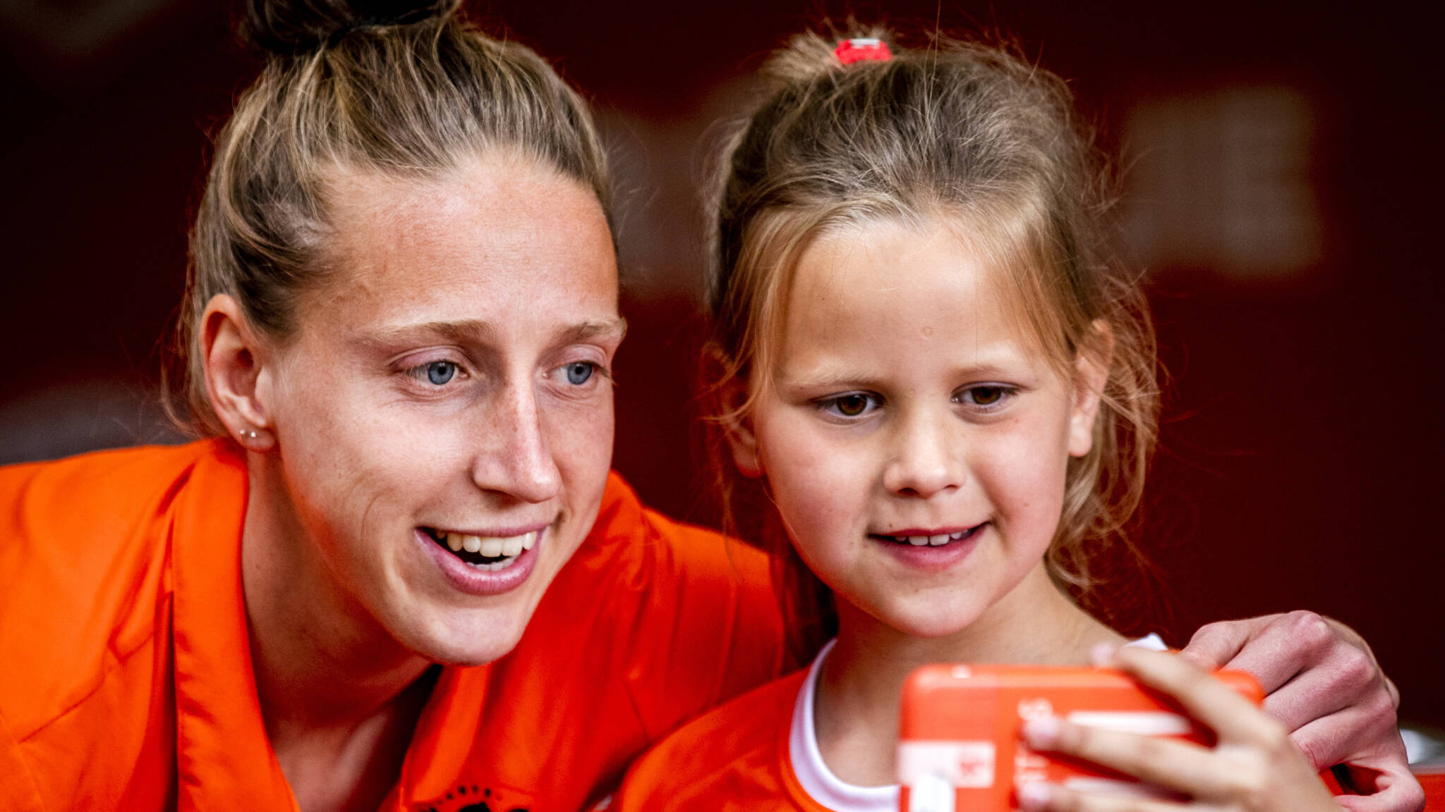 Van Veenendaal geniet in Frankrijk van duizenden Oranjefans NOS