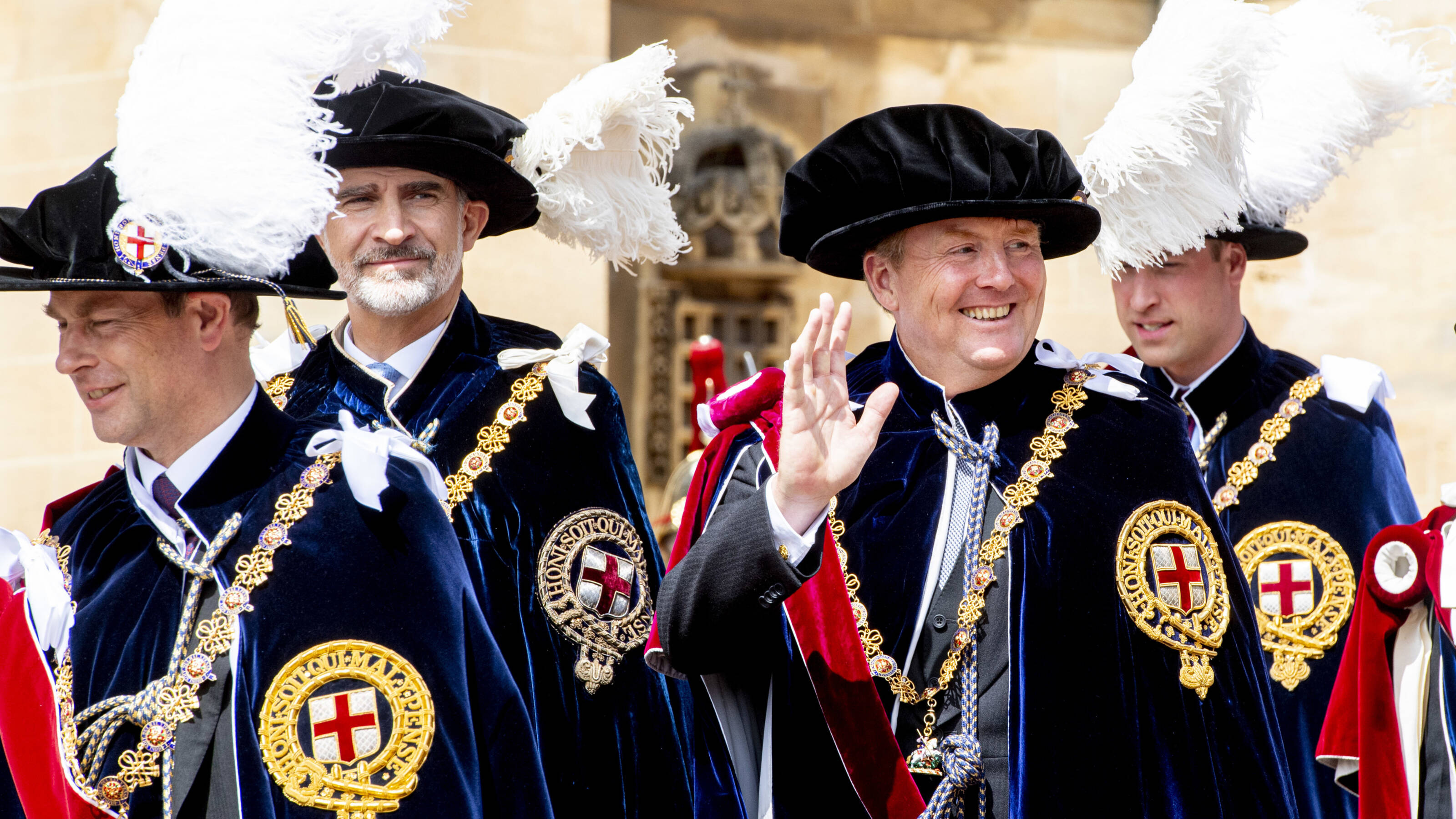 Willem-Alexander nu echt Ridder in Orde van de Kousenband | NOS