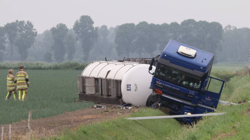 A6 hele dag dicht door gekantelde tankwagen. A6 hele dag dicht door gekantelde tankwagen.
