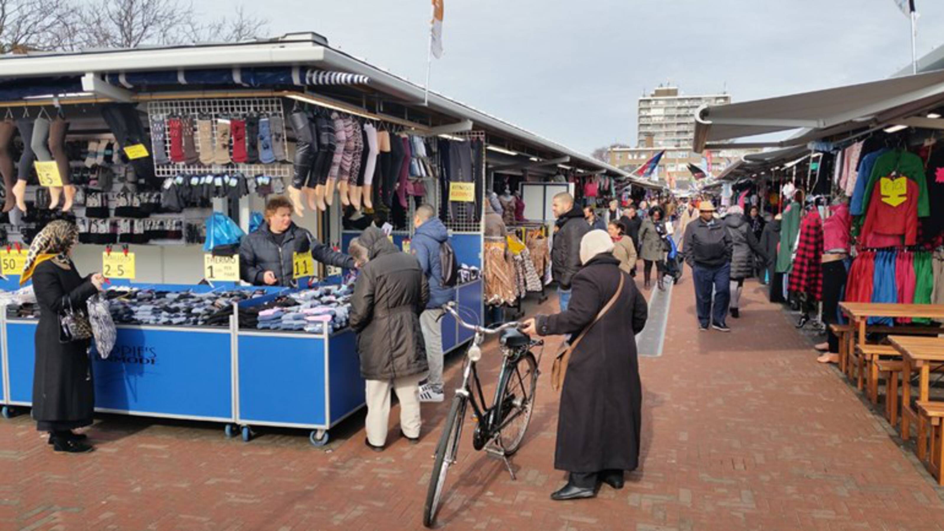 Kooplui betalen veel te veel voor hun plek op Haagse Markt NOS