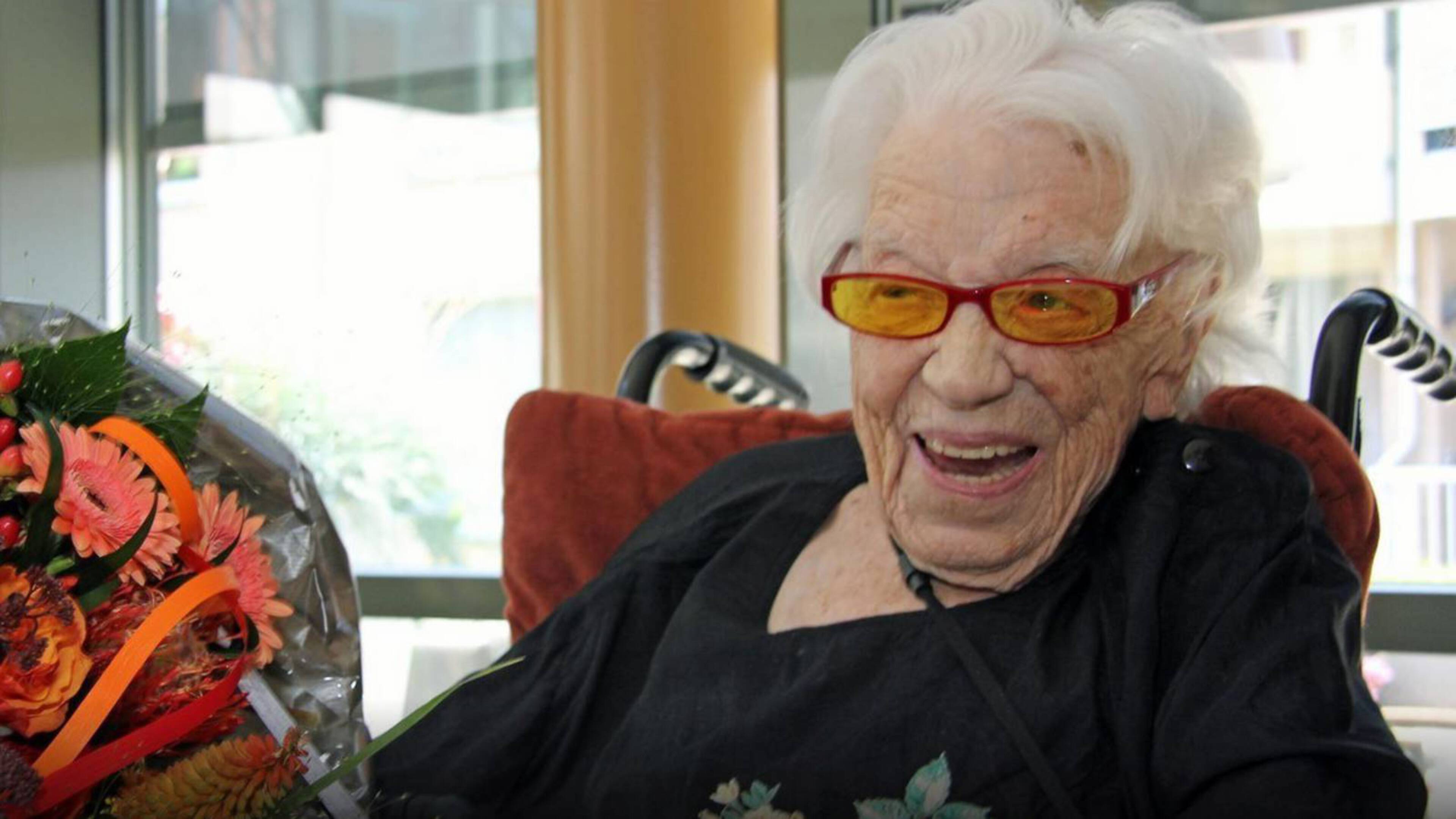 Oudste Nederlander Geertje Kuijntjes viert 114e verjaardag | NOS