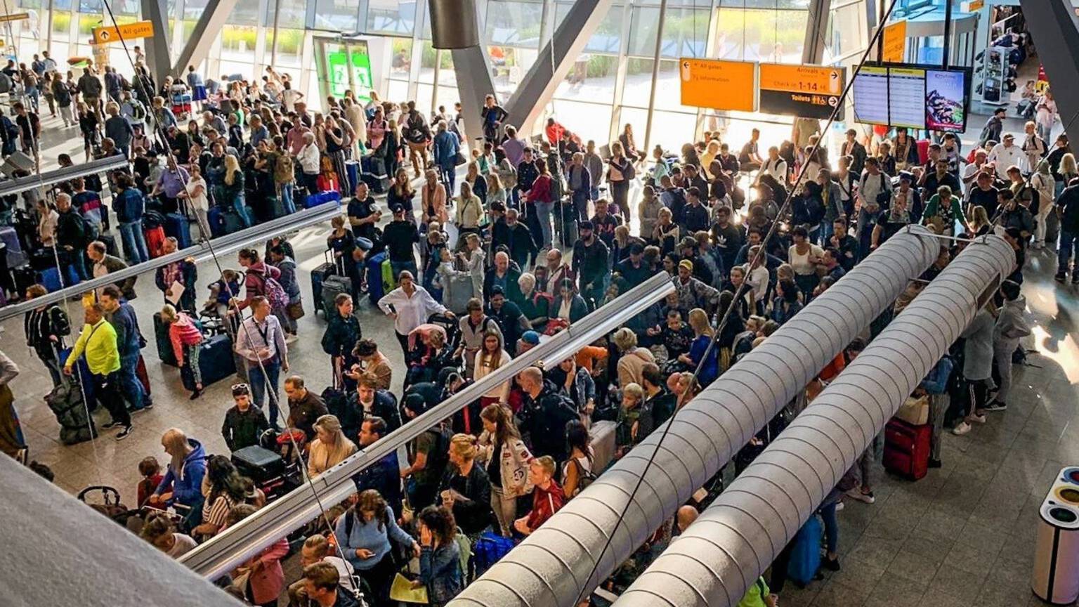 Bagagestoring vliegveld Eindhoven, passagiers missen vlucht NOS