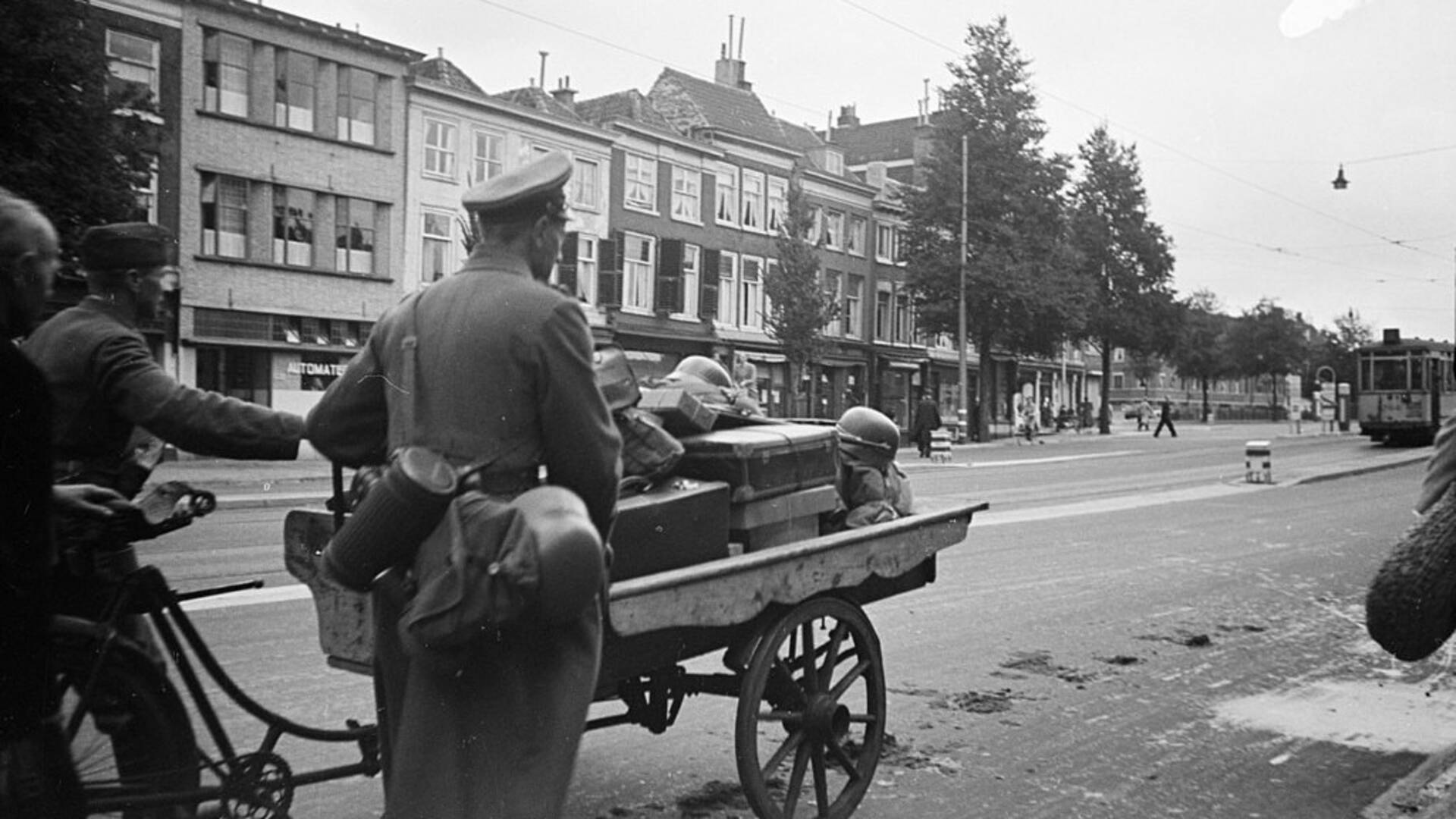 75 jaar bevrijding Duitsers en NSB'ers vluchten voor bijltjesdag NOS 75 jaar bevrijding Duitsers en NSB'ers vluchten voor bijltjesdag NOS