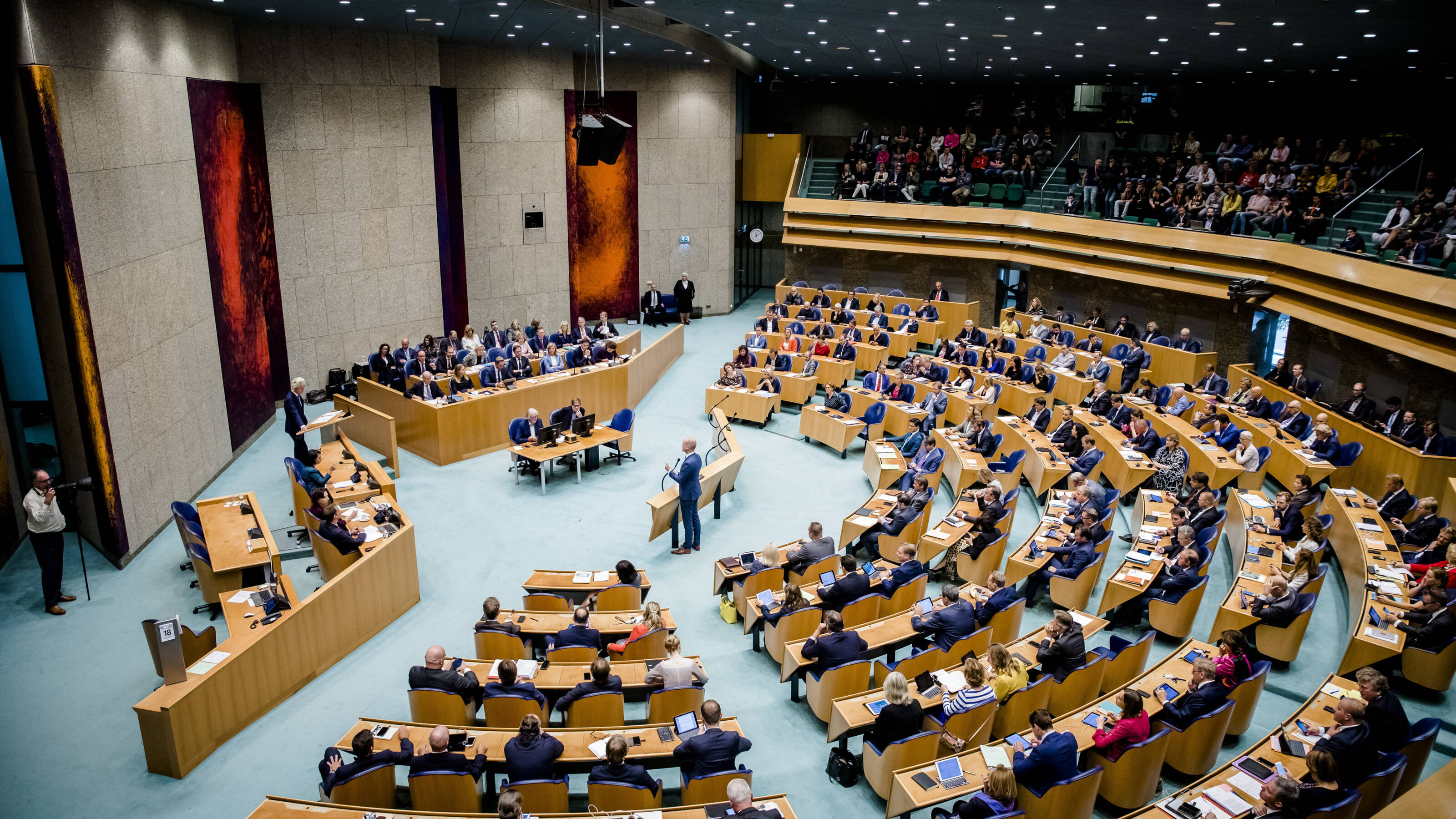 Kamer wil onderzoek naar slechte dienstverlening overheidsinstanties | NOS