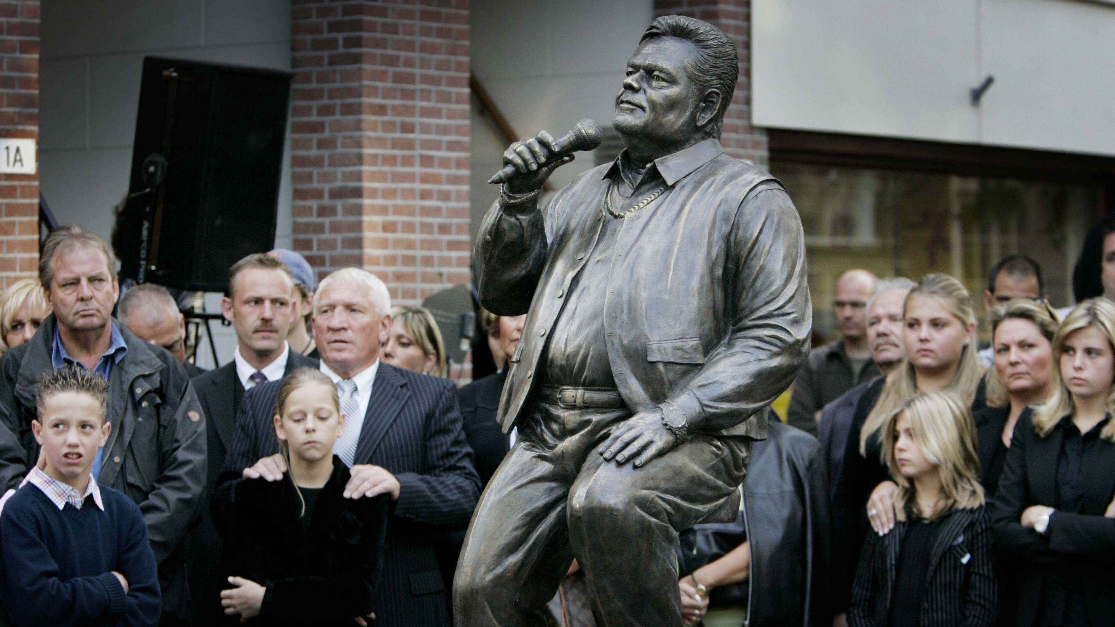 André Hazes is 15 jaar dood, maar populairder dan ooit NOS André Hazes is 15 jaar dood, maar populairder dan ooit NOS