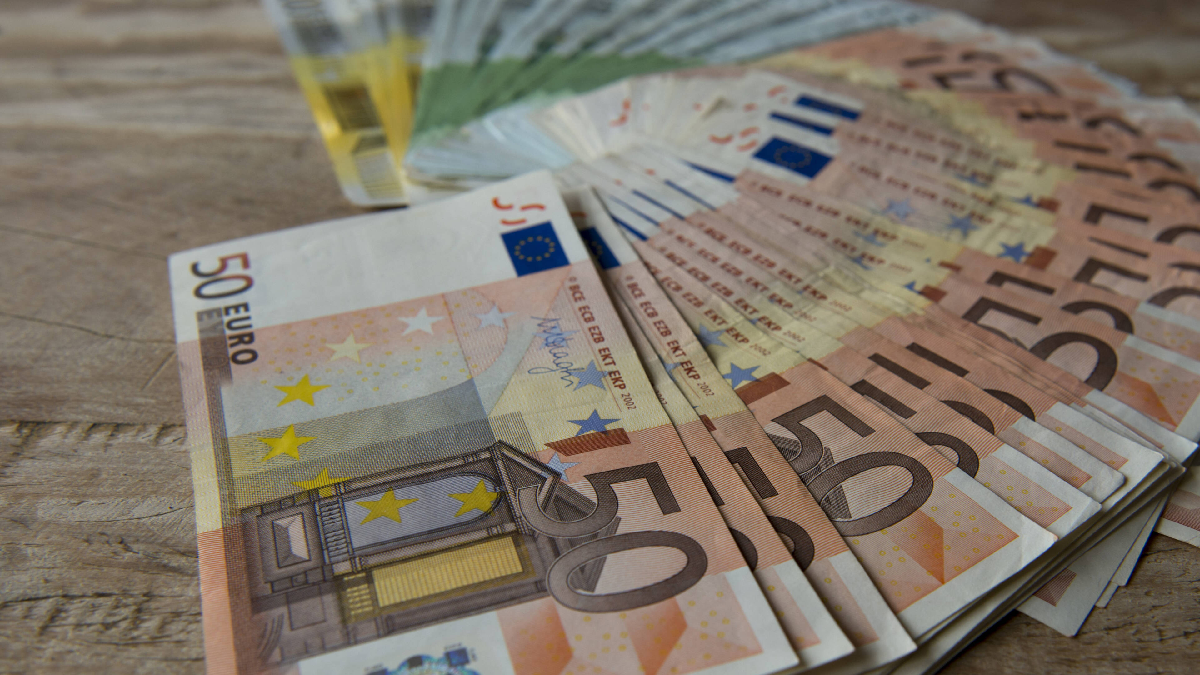 Politie vindt 1,1 miljoen euro cash in Rotterdamse woning NOS