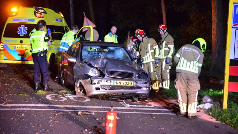 Bestuurder laat auto zwaar beschadigd achter na ongeluk, bijrijder gewond. Bestuurder laat auto zwaar beschadigd achter na ongeluk, bijrijder gewond.