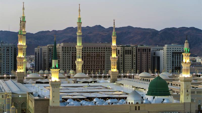Tientallen doden bij busongeluk in Saudi-Arabië. Tientallen doden bij busongeluk in Saudi-Arabië.