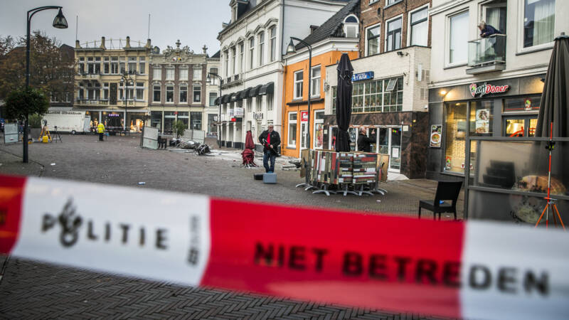 Nog drie mensen vast na terrasaanrijding Deventer. Nog drie mensen vast na terrasaanrijding Deventer.
