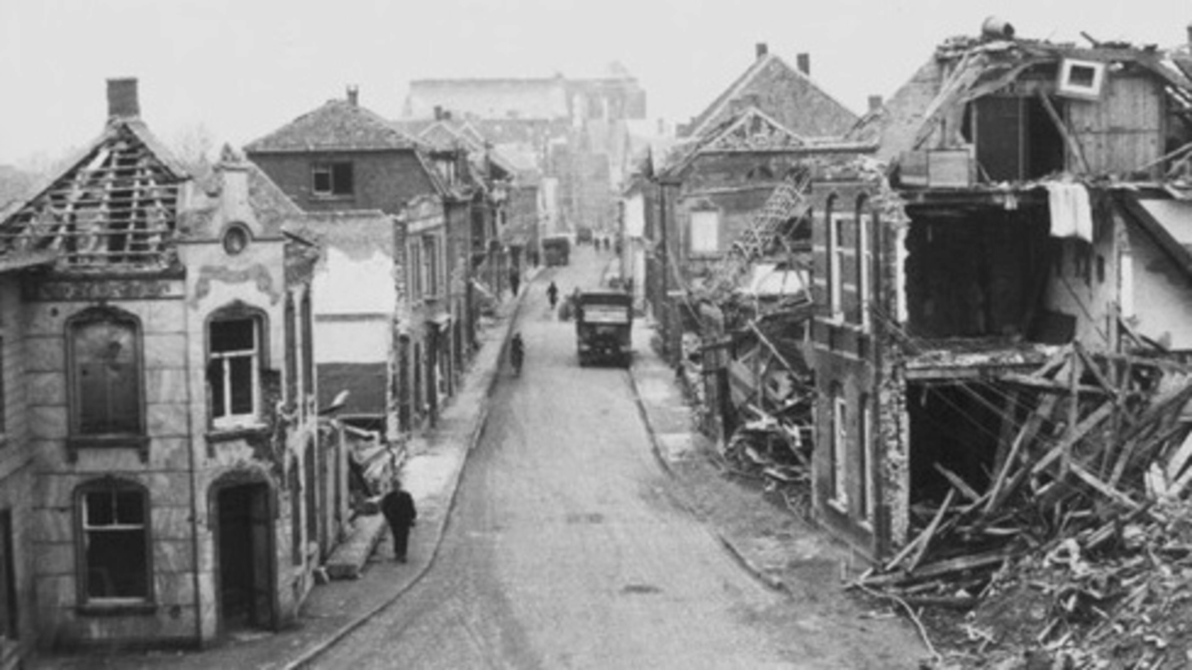 Venray Inwoners het bevrijdingsjaar | Bewoners moeten zwaar gehavend Venray verlaten | NOS