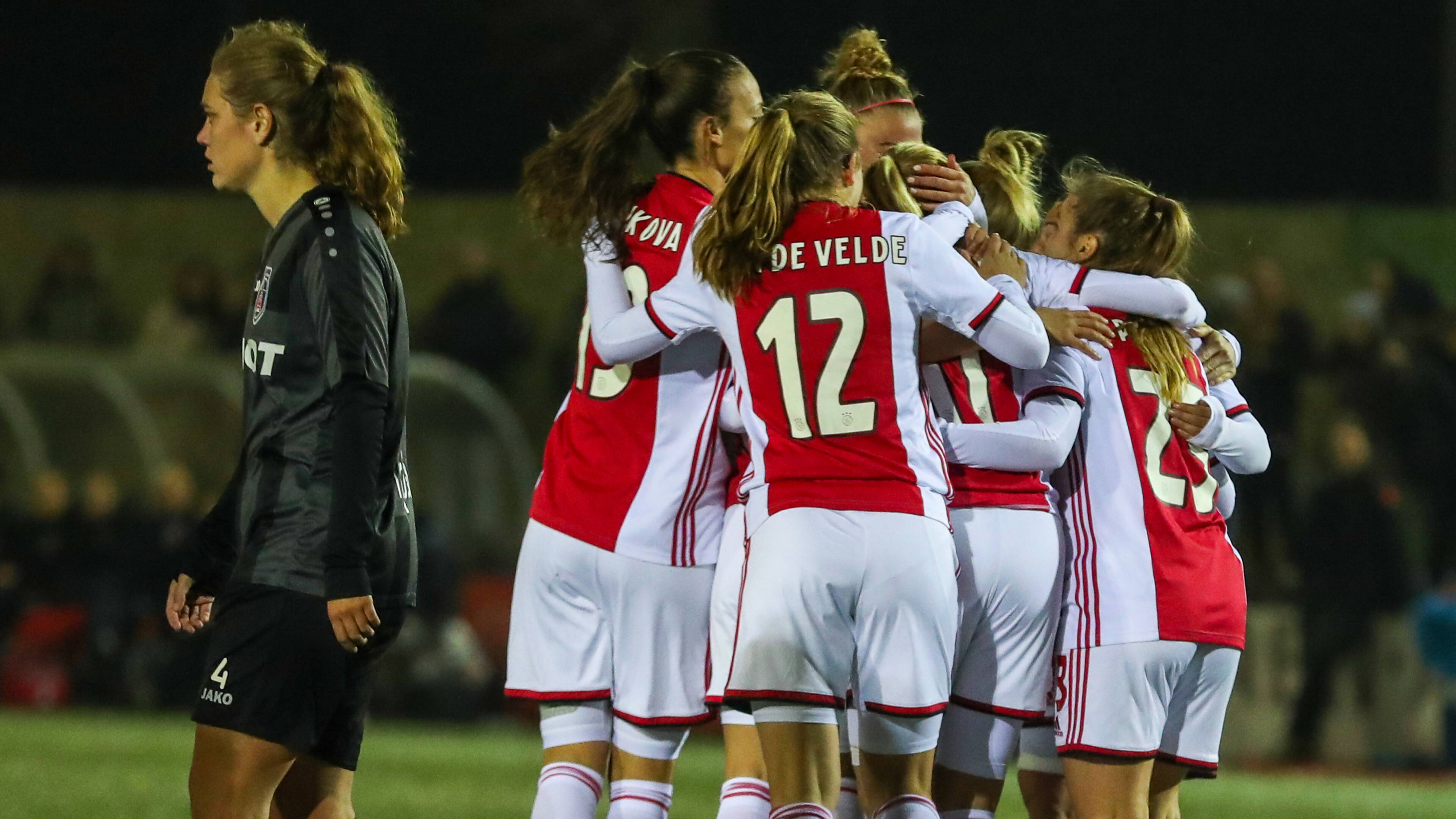 Ajaxvrouwen zegevieren, Jansen helpt Twente met jubileumtreffer aan winst NOS Ajaxvrouwen zegevieren, Jansen helpt Twente met jubileumtreffer aan winst NOS