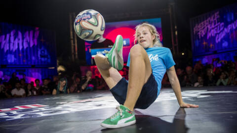 Beste freestyle voetballers showen hun trucs op het NK | NOS Jeugdjournaal