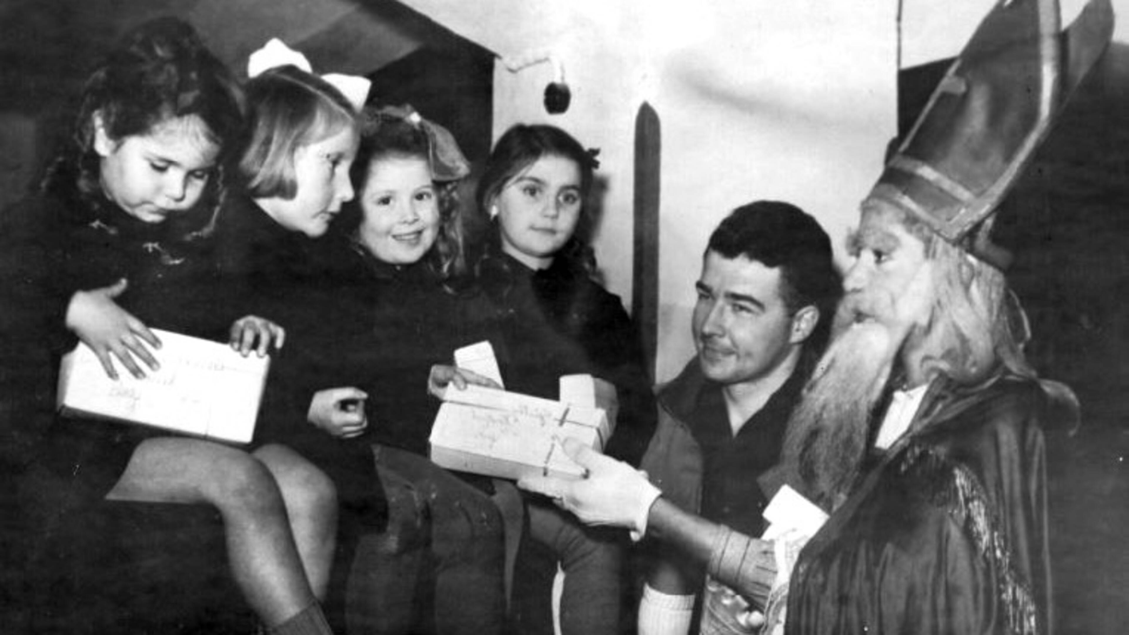 75 jaar bevrijding Toch nog Sinterklaas dit jaar 'kinderhand gauw gevuld' NOS 75 jaar bevrijding Toch nog Sinterklaas dit jaar 'kinderhand gauw gevuld' NOS