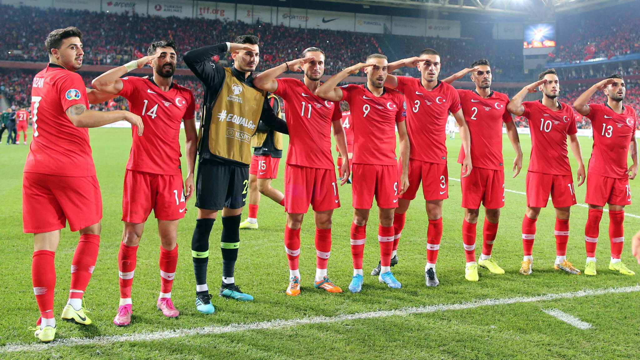 Uefa Beboet Turkse Voetbalbond Voor Militair Saluut Nos