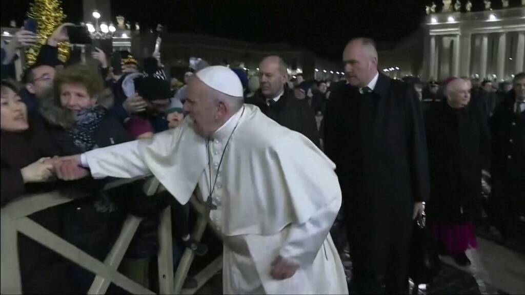 Paus wordt boos op vrouw die aan zijn arm trekt