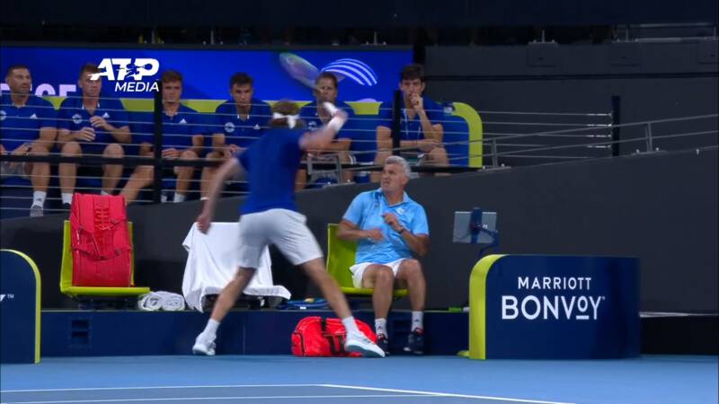 Woeste tennisser mept zijn vader met racket | NOS ...