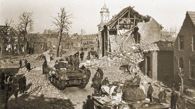 het bevrijdingsjaar | 180 doden bij bombardement op overvol Montfort | NOS