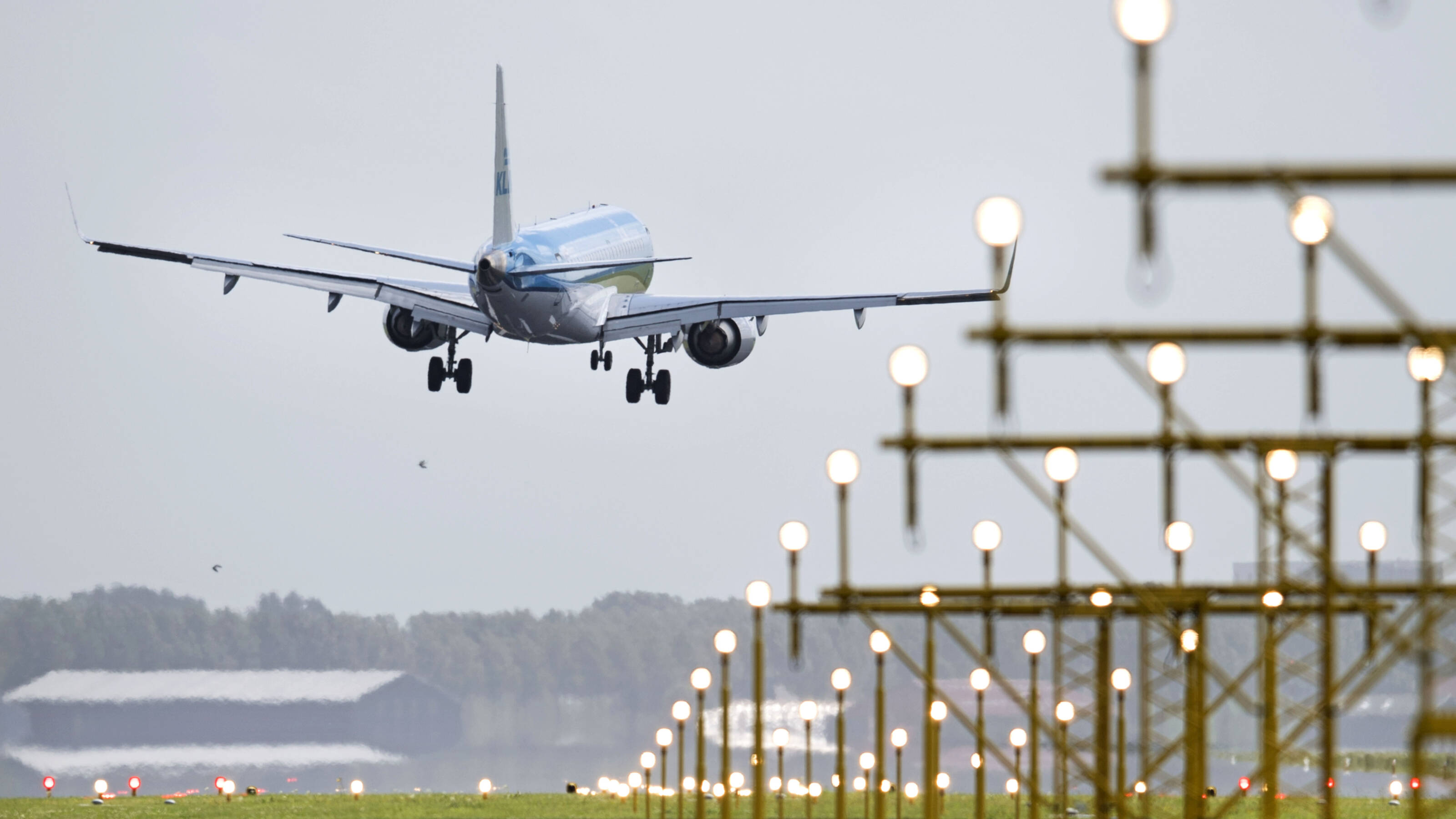 120 vluchten geannuleerd op Schiphol wegens harde wind NOS