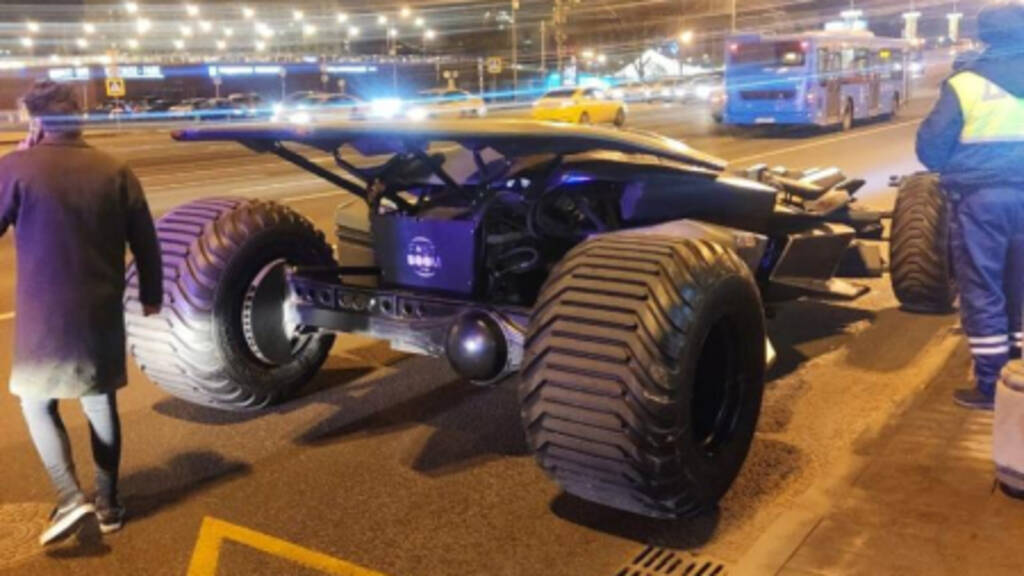Russische Politie Haalt Echte Batmobile Van De Weg Nos