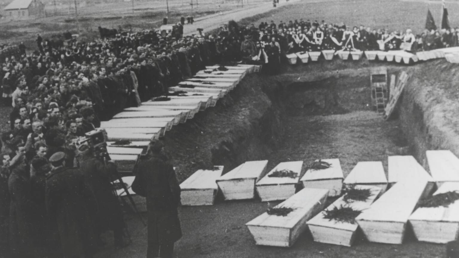 het bevrijdingsjaar | Laatste eer voor doden in Auschwitz | NOS