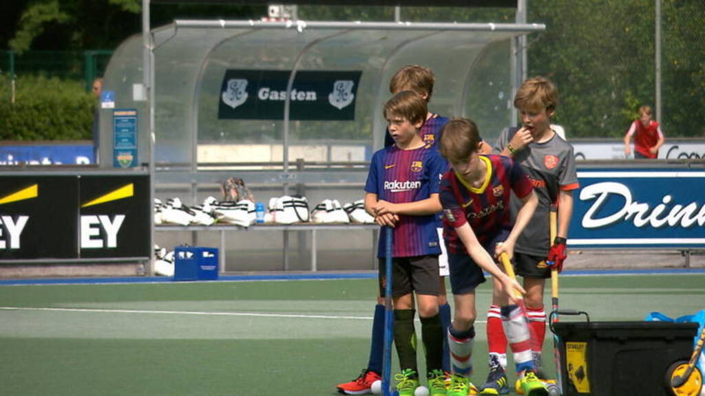 Een groepje jongens tijdens een hockeytraining