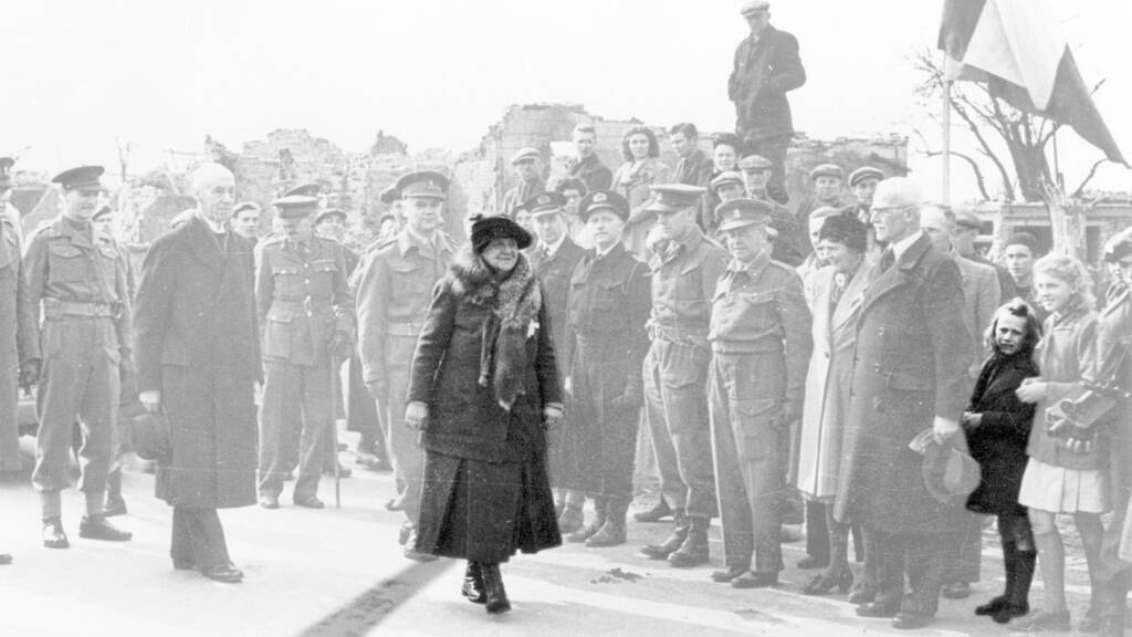 Het meisje dat in 1945 koningin Wilhelmina een hand gaf
