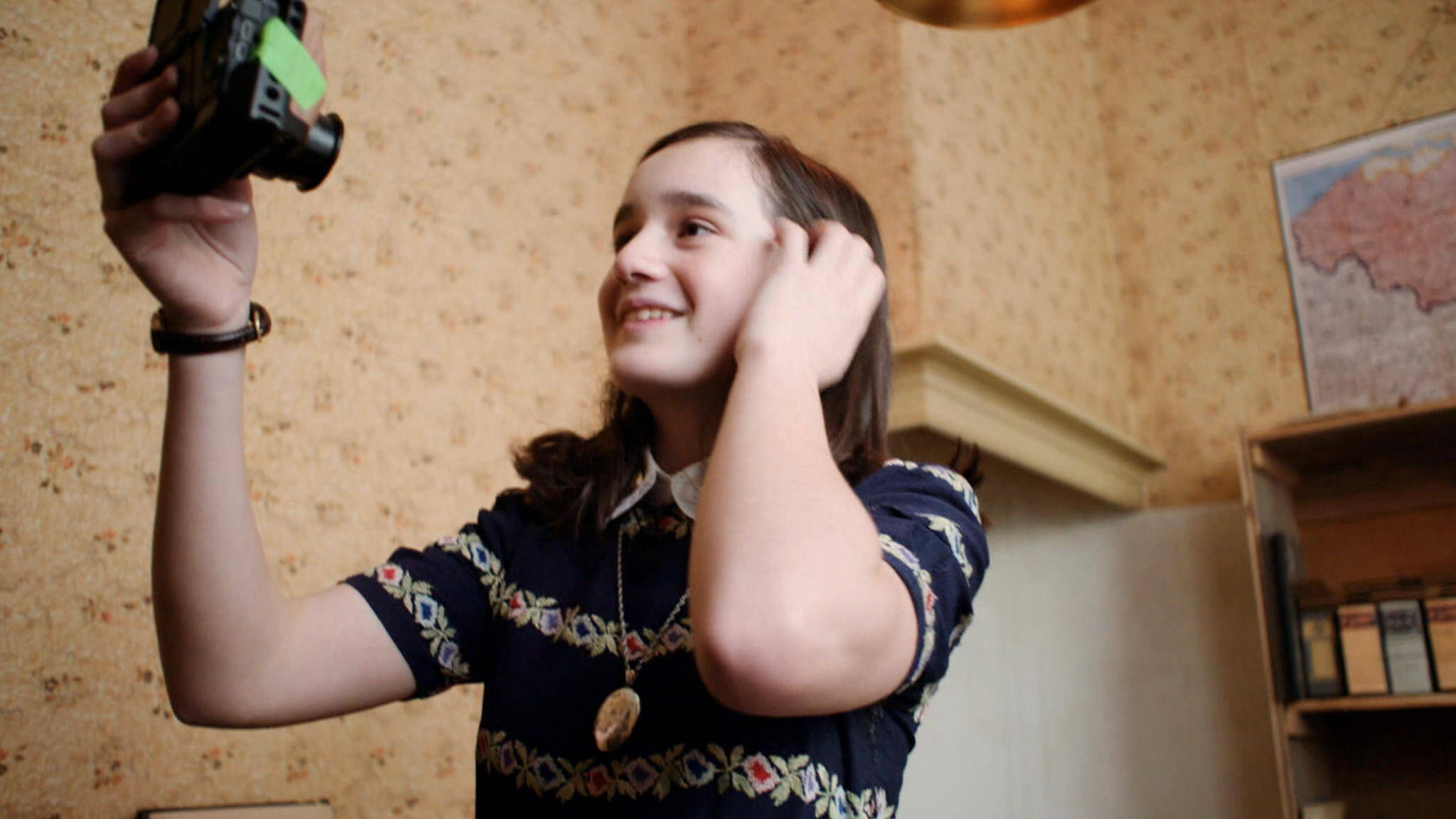 Anne Frank Vlogt Over Tijd In Achterhuis In Nieuwe Youtube Serie Nos