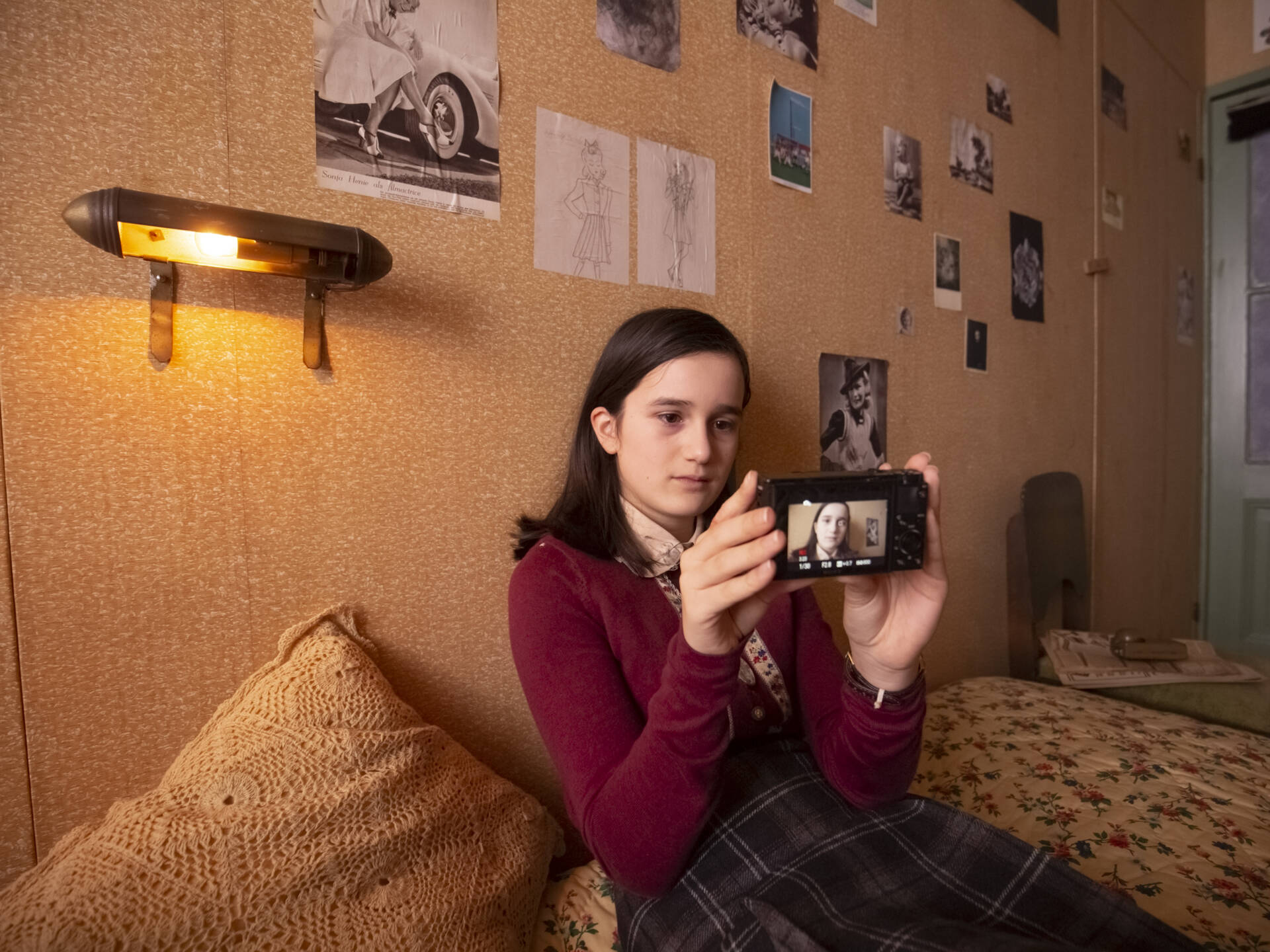 Anne Frank Vlogt Over Tijd In Achterhuis In Nieuwe Youtube Serie Nos