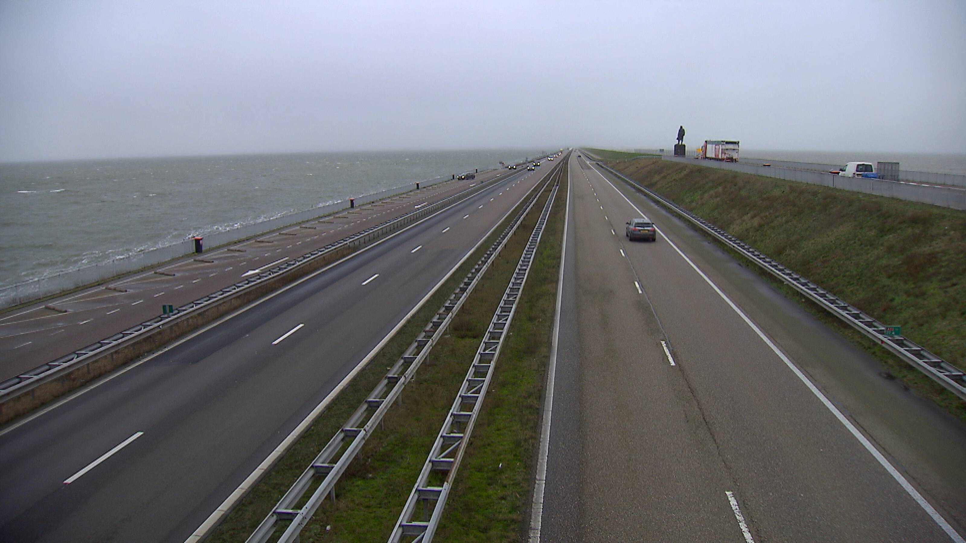 Afsluitdijk richting Friesland dicht voor spoedreparatie aan het asfalt