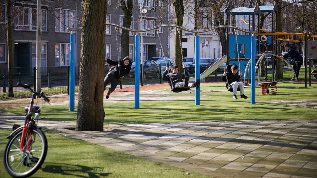 Kinderen in een speeltuin in de Haagse Schilderswijk