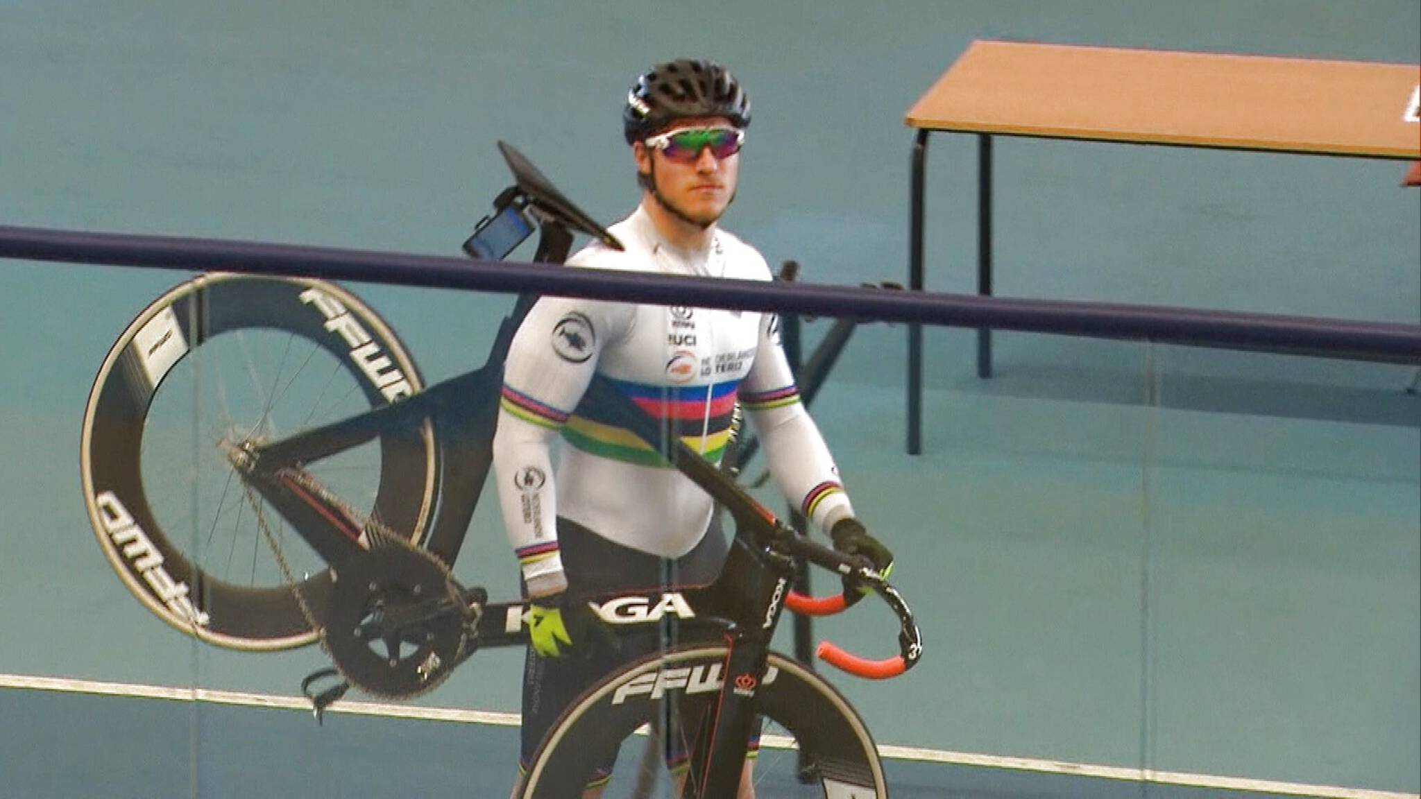 Renners terug op de baan: 'Veiliger dan zonder remmen de weg op' | NOS