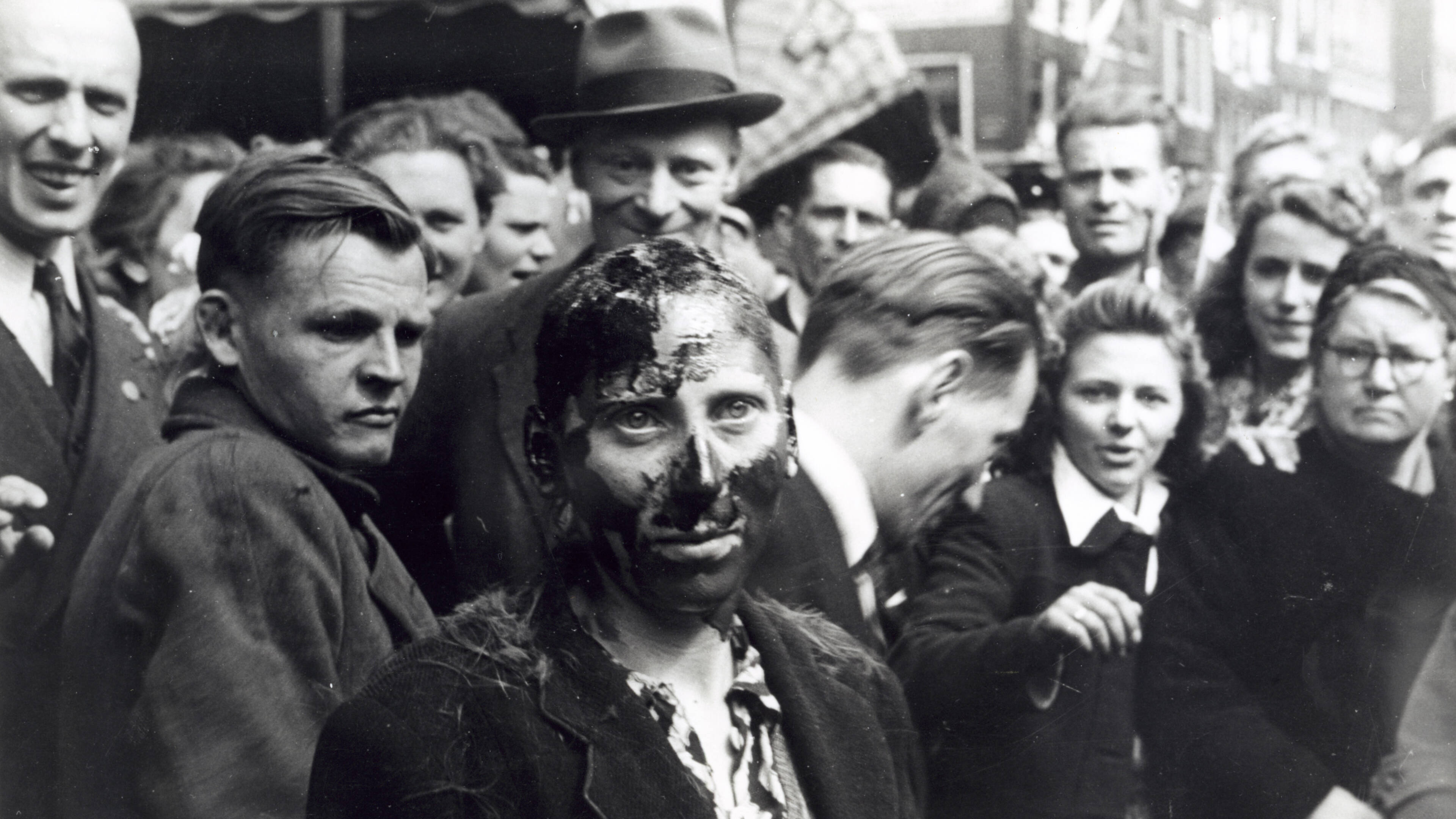 Лежачие коллаборационистки франция. Унижение немцев. Коллаборационизм во франции. Бордели вермахта на оккупированных территориях. Линчевание женщин во франции 1944.