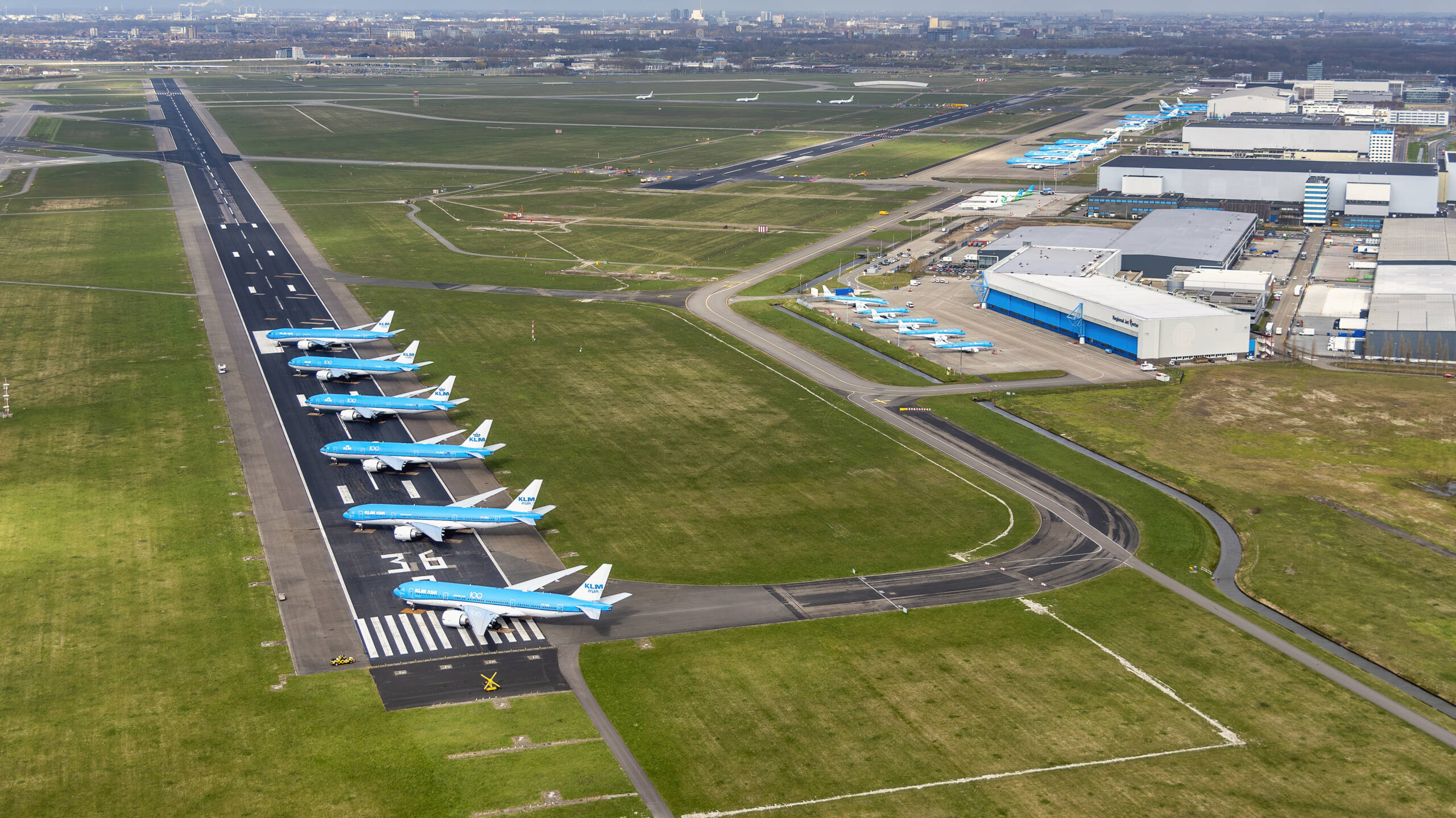 Dieprode cijfers voor Schiphol, honderden banen weg NOS