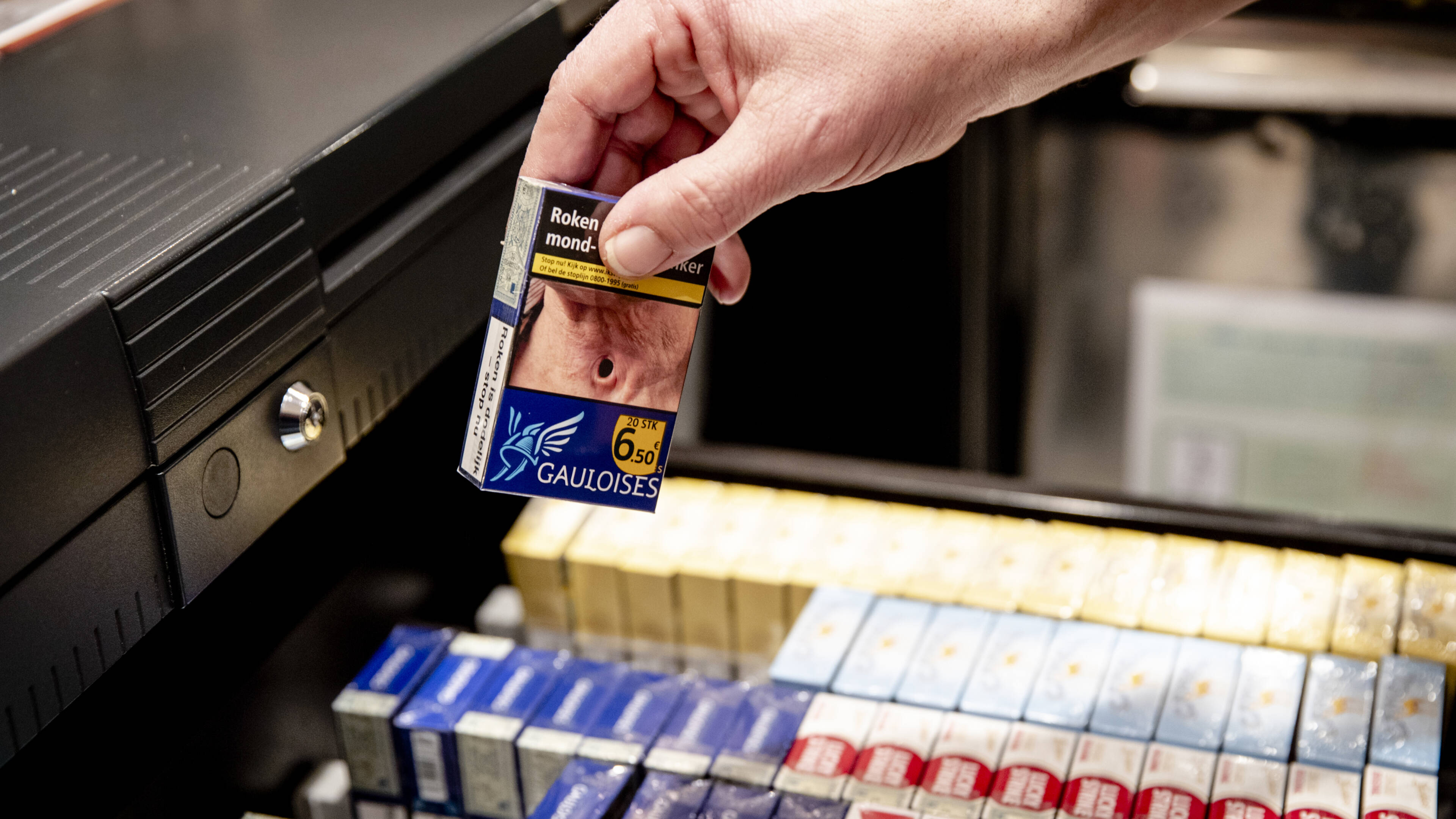 Mentholsigaret verboden, laatste sloffen vlogen de winkels uit | NOS