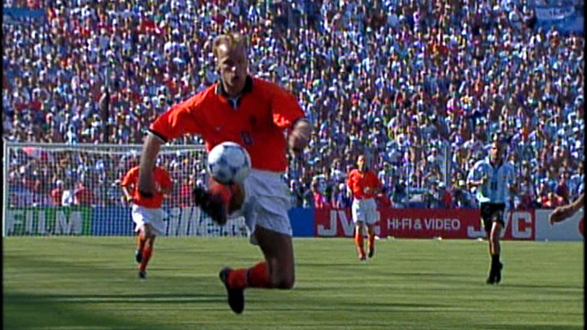 Bergkamp scoort op schitterende wijze tegen Argentinië op WK 1998 | NOS