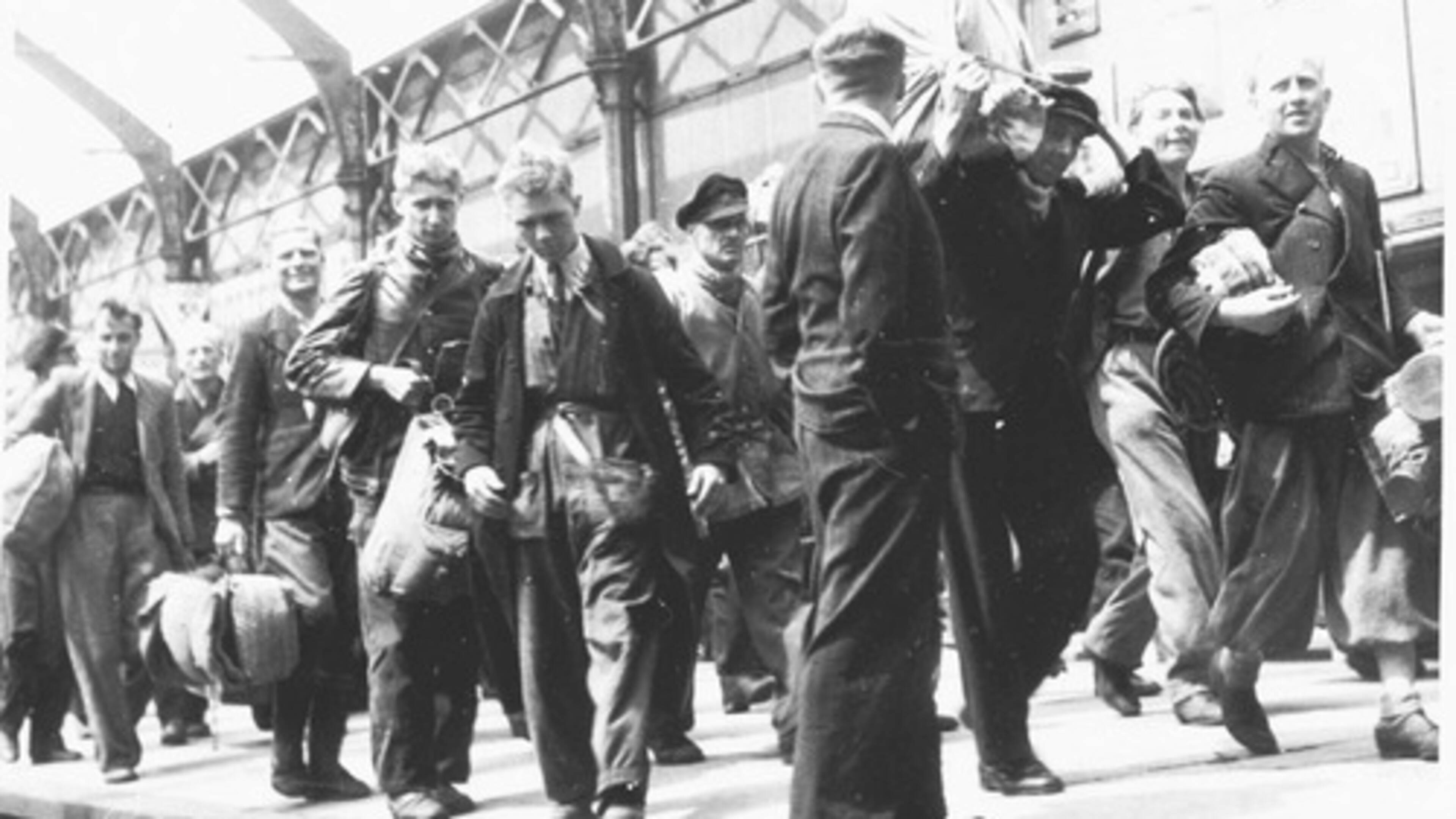 het bevrijdingsjaar | Terug uit de kampen: ontroerend weerzien in